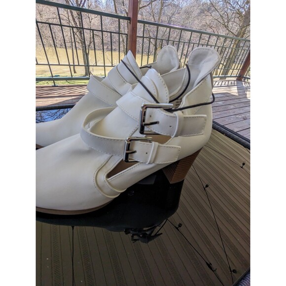 Liz Claiborne Women's sz 11M White Camelia 3 3/8" Heel Ankle Boots Buckles NWT - Picture 6 of 11